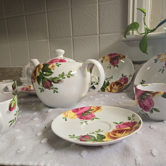 RARE  Royal Albert Country Rose" Tea Set - Teapot, Cups & Saucers - Pristine - Picture 7 of 7